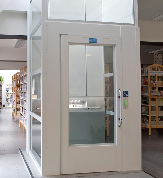 Weißer Lift in einer öffentlichen Bibliothek