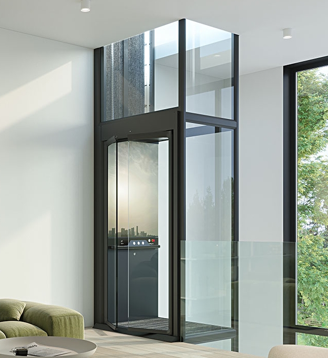 Bild zu "Private Lifte" Gäserner Lift mit dunkelgrauem Metallrahmen in einem hellen Wohnzimmer in der Ecke