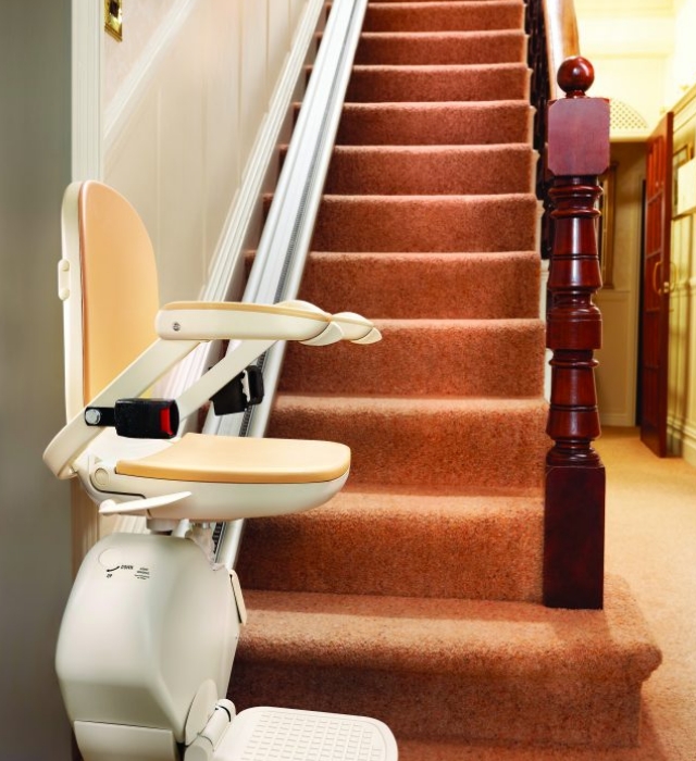 Bild zu "Treppenlifte gerade" Treppenlift für eine gerade Treppe mit organgenem Teppichboden