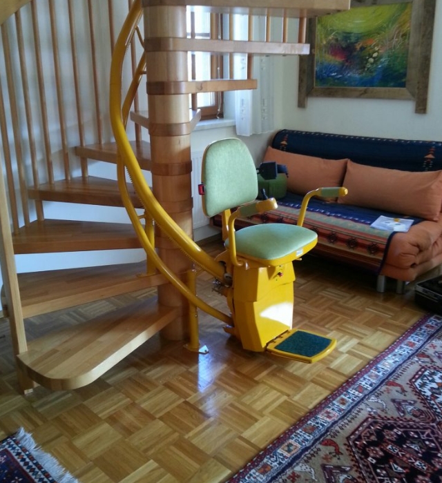 Bild zu "Treppenlift für Kurven" Treppenlift an einer Wendeltreppe
