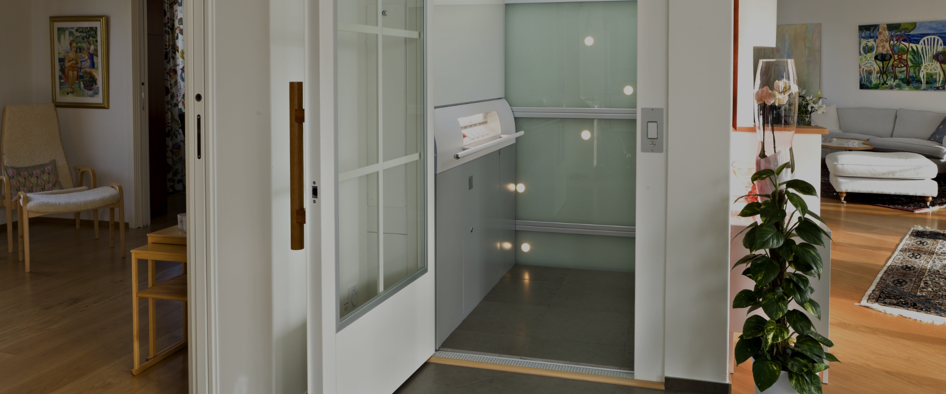 Titelbild für "Lifte privat" Blick in einen Lift mit offener Tür mitten in einem Wohnzimmer