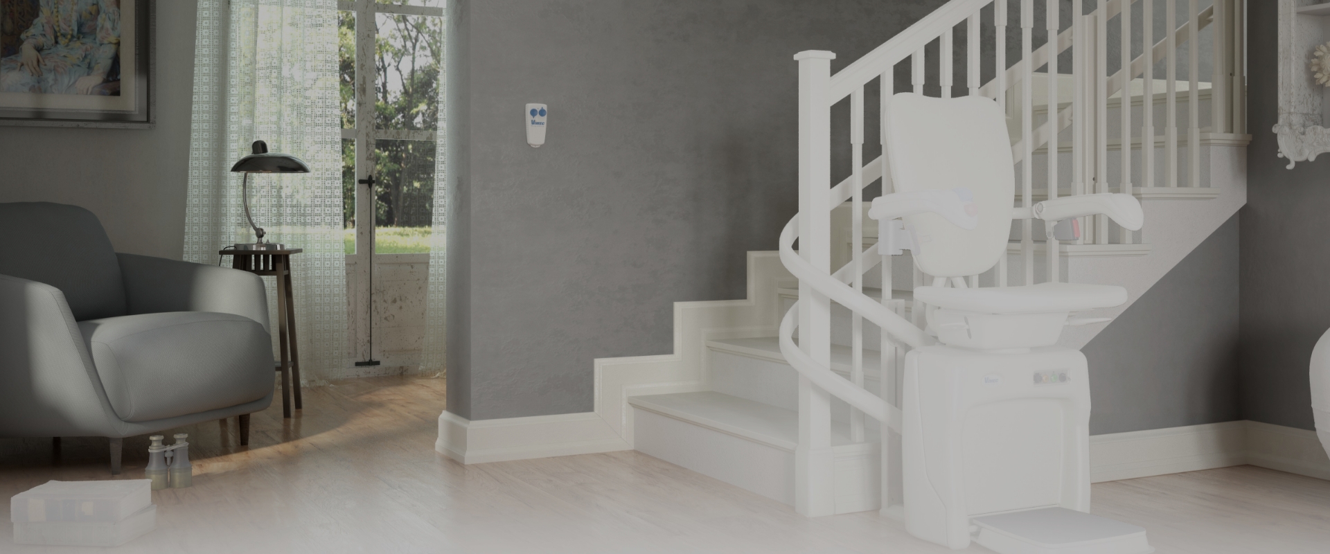 Titelbild für "Treppenlifte" Flur in einem privaten Haus mit weißer Treppe und Treppenlift