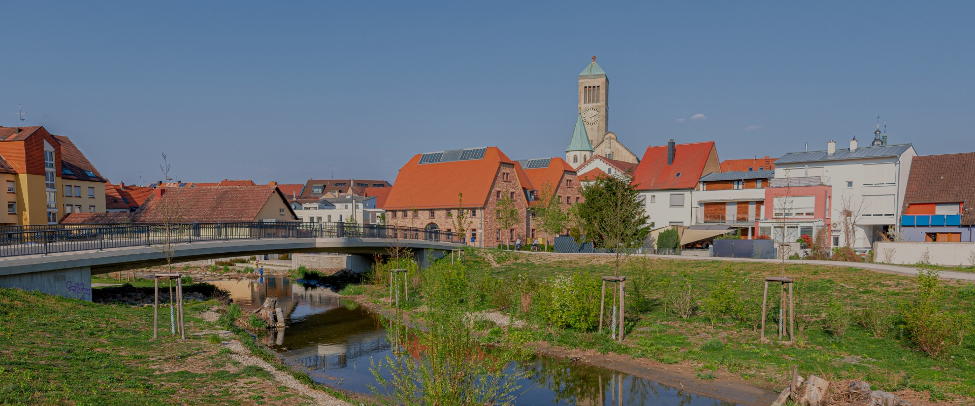 Blick auf Hockenheim mit Kraichbach und Brücke 