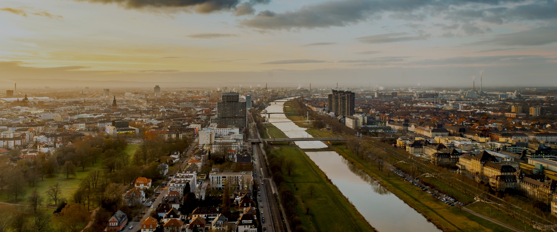 Blick vom Fernmeldeturm auf Mannheim mit Flussbett von Neckar