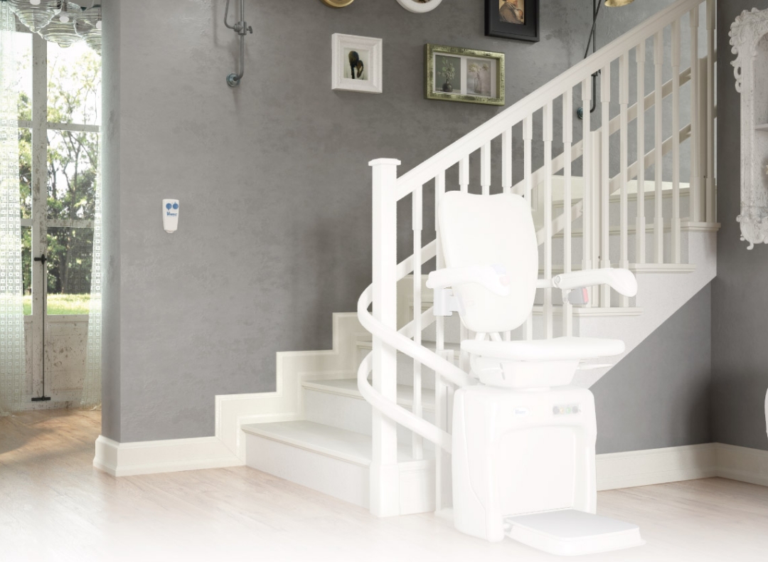 Flur in einem privaten Haus mit weißer Treppe und Treppenlift